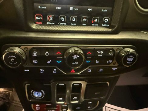 Used 2022 Jeep Wrangler Rubicon w/ Cold Weather Group AWD/4WD image 29