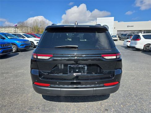 Used 2023 Jeep Grand Cherokee Altitude image 4