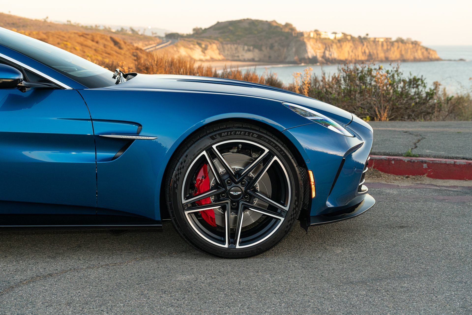 Used 2025 Aston Martin V8 Vantage Coupe RWD image 23