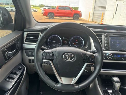 Used 2019 Toyota Highlander Limited image 2