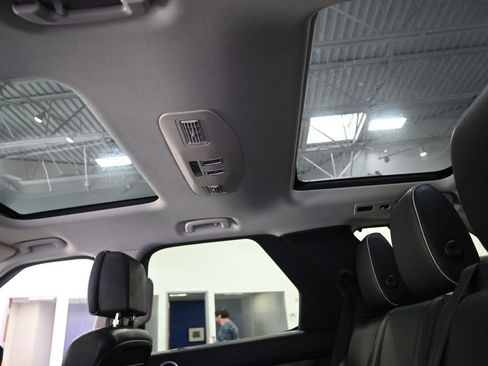 Used 2018 Land Rover Discovery HSE Luxury image 30