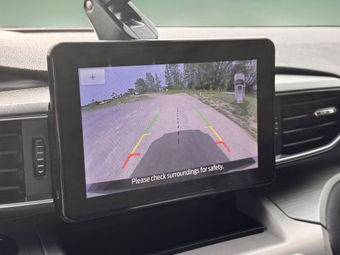 Used 2022 Ford Explorer XLT w/ Equipment Group 202A AWD/4WD image 17
