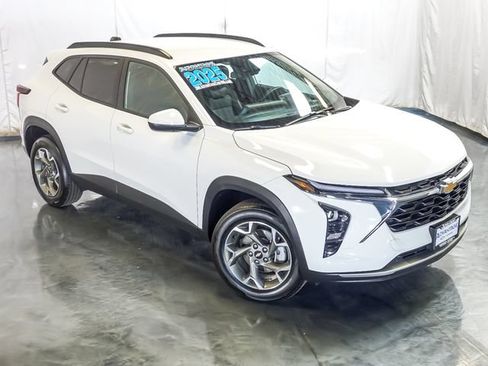 Used 2025 Chevrolet Trax LT w/ LT Convenience Package FWD image 6
