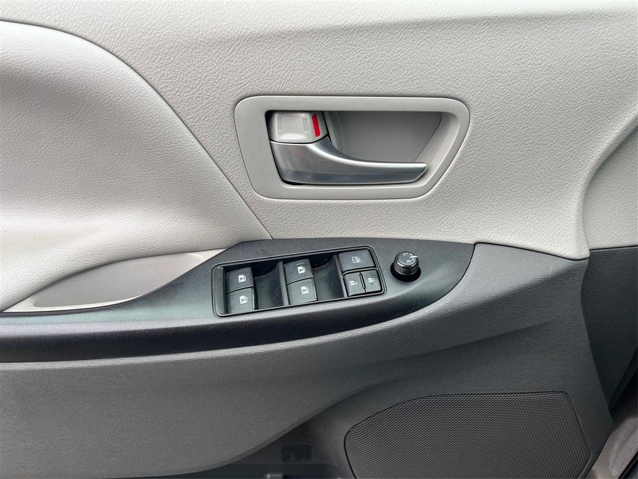 Used 2019 Toyota Sienna LE FWD image 19