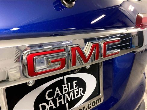 Used 2023 GMC Acadia SLE w/ Driver Convenience Package image 30