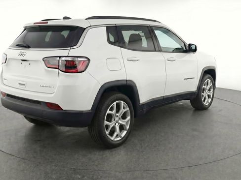 Used 2025 Jeep Compass Latitude AWD/4WD image 9