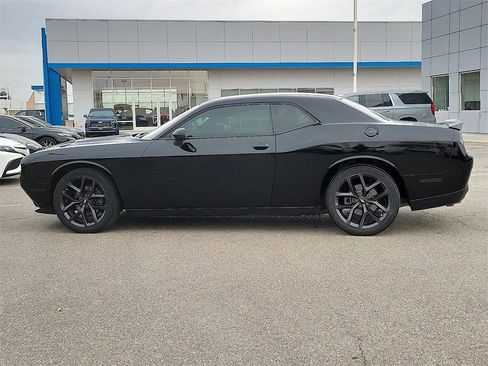 Used 2019 Dodge Challenger SXT w/ Blacktop Package image 6