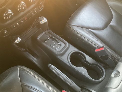 Used 2014 Jeep Wrangler Unlimited Sahara image 21