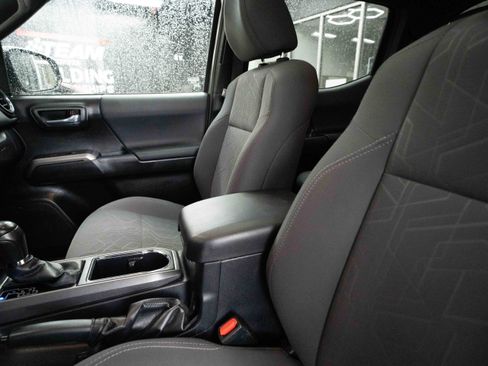 Used 2017 Toyota Tacoma TRD Sport image 10