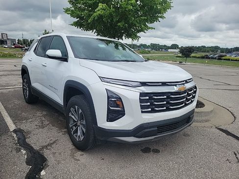Used 2026 Chevrolet Equinox LT FWD image 2
