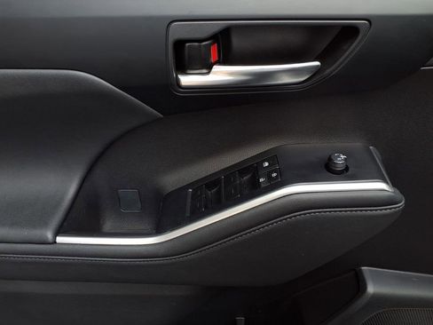 Certified 2024 Toyota Highlander XLE FWD image 19