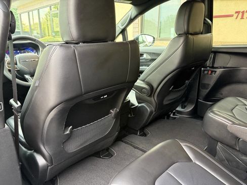 Used 2025 Chrysler Pacifica Select FWD image 38