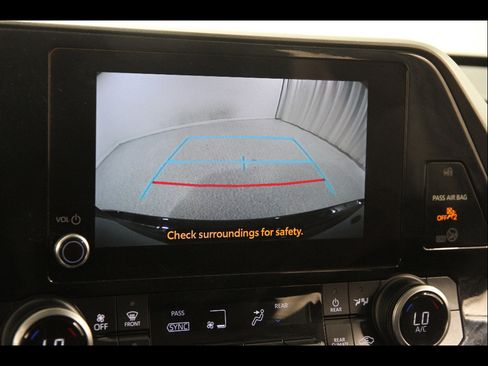Used 2023 Toyota Highlander LE FWD image 13