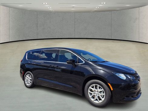 New 2025 Chrysler Voyager LX image 3