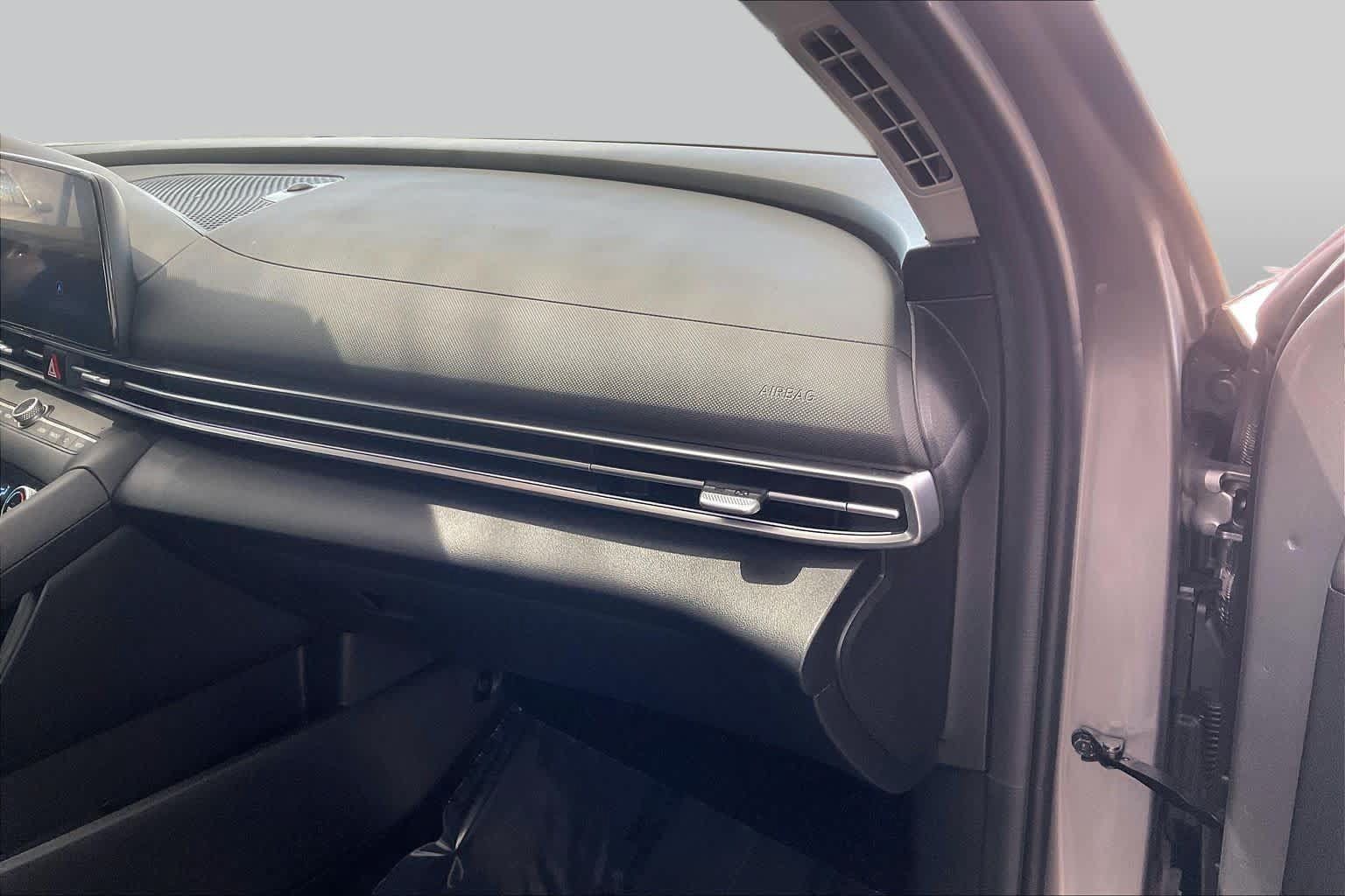 Certified 2025 Hyundai Elantra Limited FWD image 19