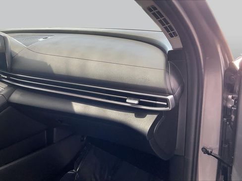 Certified 2025 Hyundai Elantra Limited FWD image 19
