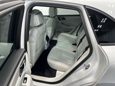 Certified 2023 Porsche Macan AWD/4WD image 34