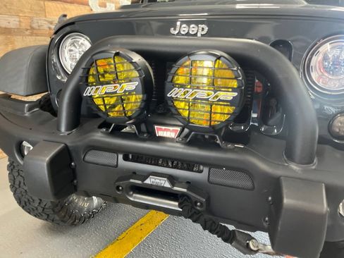 Used 2017 Jeep Wrangler Unlimited Rubicon w/ Cold Weather Group AWD/4WD image 8