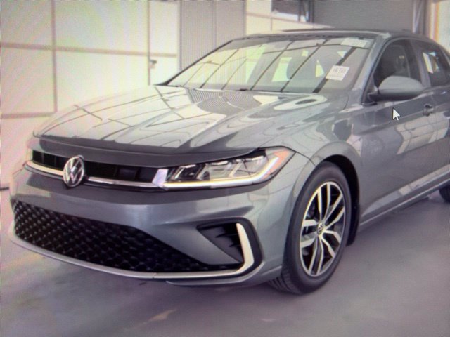 Used 2025 Volkswagen Jetta SE FWD image 3