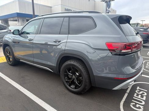 Used 2025 Volkswagen Atlas Peak Edition SE AWD/4WD image 3