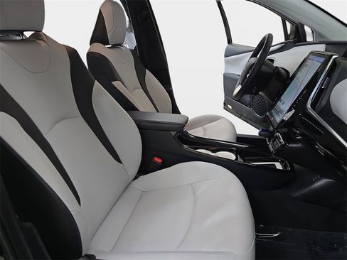 Used 2018 Toyota Prius Four image 12