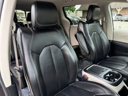 Used 2023 Chrysler Pacifica Touring-L FWD image 23