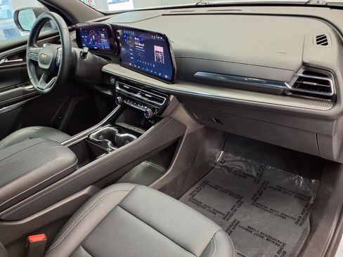 Used 2026 Chevrolet Traverse LT FWD image 9
