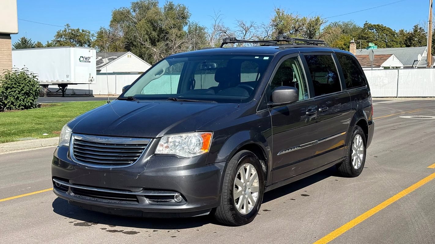 Used 2016 Chrysler Town & Country Touring FWD image 1