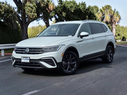 Used 2023 Volkswagen Tiguan SE FWD image 2