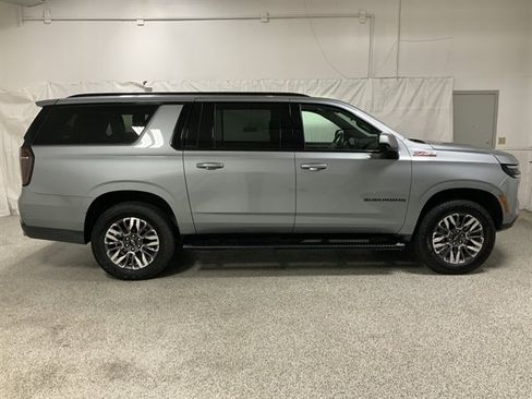 Used 2025 Chevrolet Suburban Z71 AWD/4WD image 7