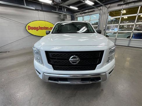 Used 2021 Nissan Titan SV w/ SV Convenience Package image 9