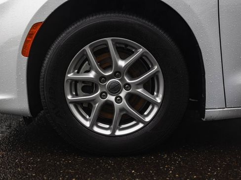 Used 2024 Chrysler Pacifica Touring-L image 12