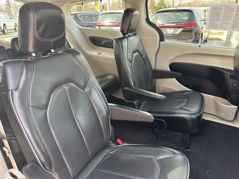 Used 2020 Chrysler Pacifica Limited image 17