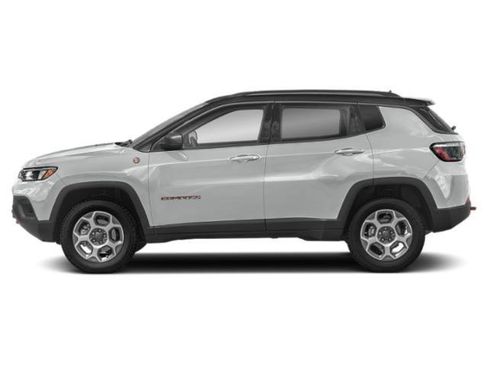 Used 2022 Jeep Compass Trailhawk w/ Trailhawk Convenience Group AWD/4WD image 3