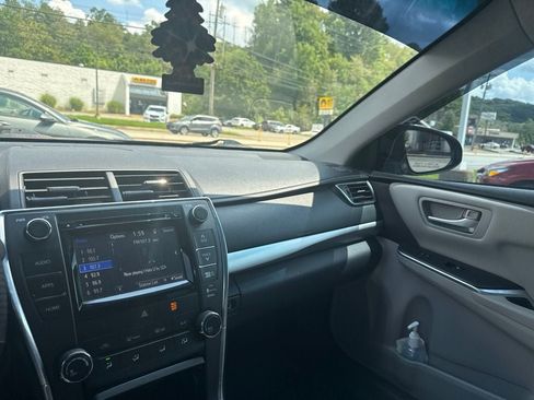 Used 2015 Toyota Camry SE w/ Moonroof Package FWD image 4