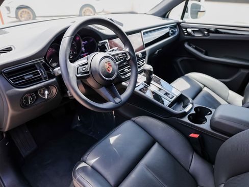 Certified 2025 Porsche Macan image 4
