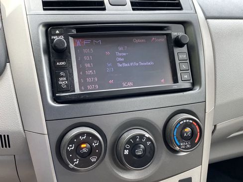 Used 2013 Toyota Corolla LE FWD image 27