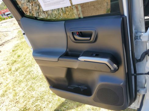 Used 2022 Toyota Tacoma SR5 w/ Technology Package RWD image 13