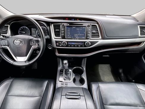 Used 2019 Toyota Highlander XLE FWD image 16
