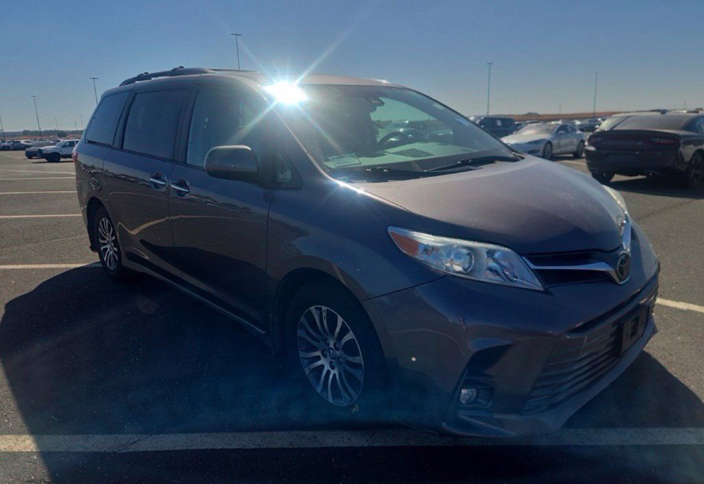 Used 2019 Toyota Sienna XLE w/ XLE Navigation Package FWD image 2