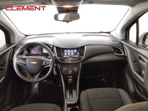 Used 2022 Chevrolet Trax LS AWD/4WD image 27
