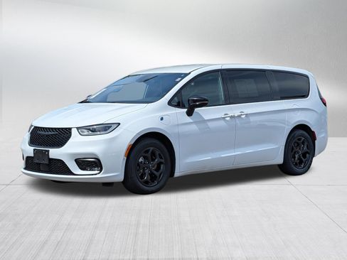 Used 2024 Chrysler Pacifica Limited FWD image 3
