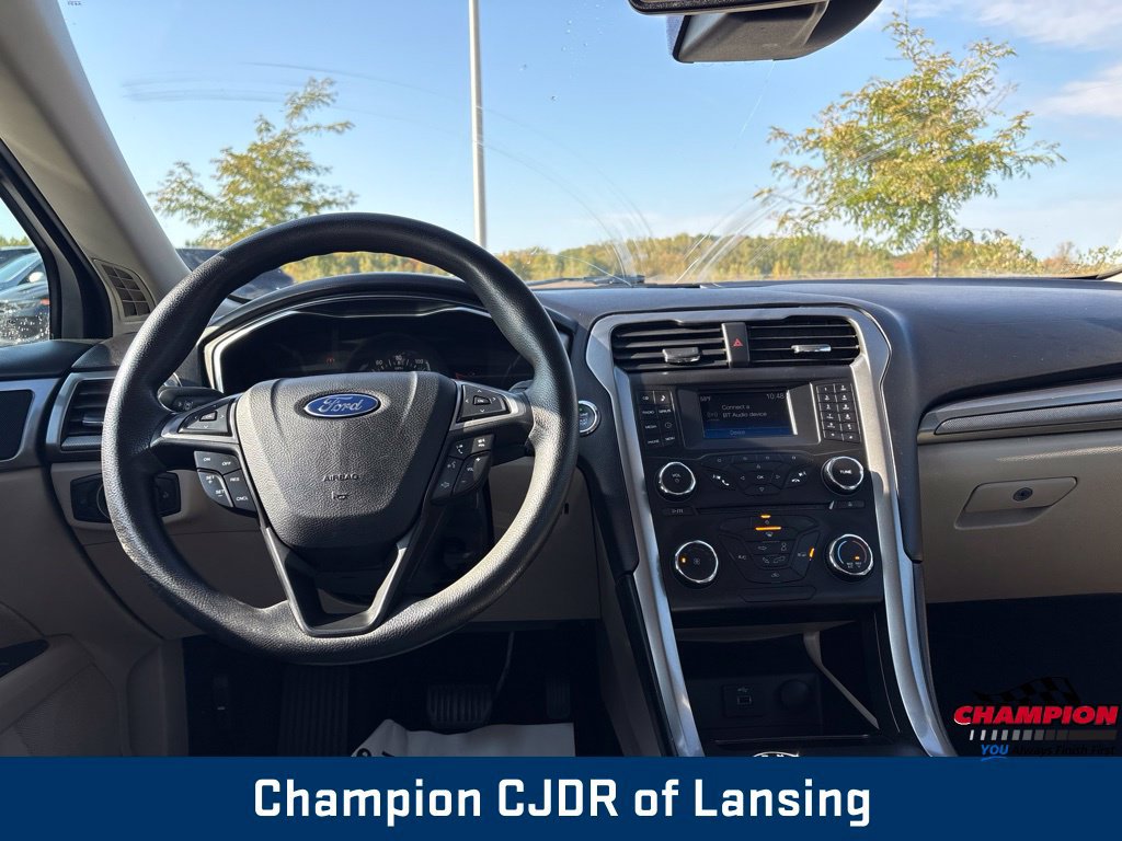 Used 2017 Ford Fusion SE FWD image 2