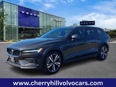 Certified 2025 Volvo V60 B5 Cross Country Plus image 3