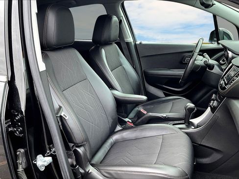 Used 2020 Chevrolet Trax LT w/ LT Convenience Package image 21