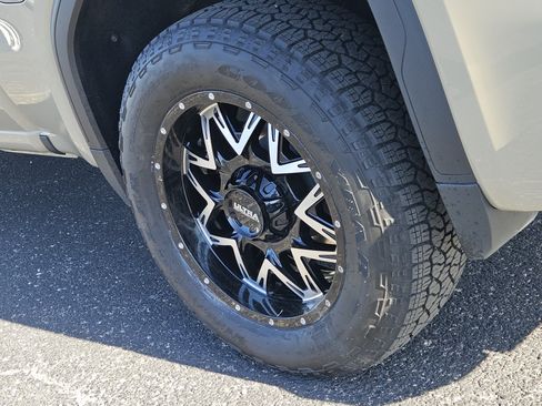 Used 2023 GMC Sierra 1500 Elevation w/ LPO, Elevation Black Package AWD/4WD image 7