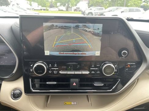 Used 2023 Toyota Highlander Limited AWD/4WD image 18