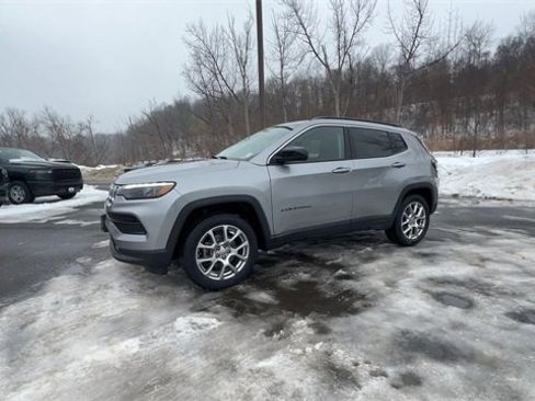 Used 2022 Jeep Compass Latitude w/ Sun and Sound Group image 4