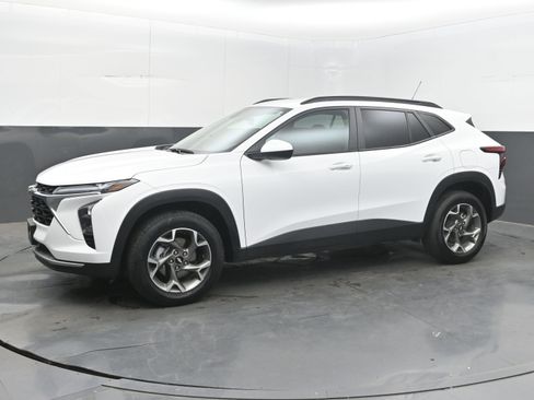 Used 2025 Chevrolet Trax LT w/ LT Convenience Package FWD image 5