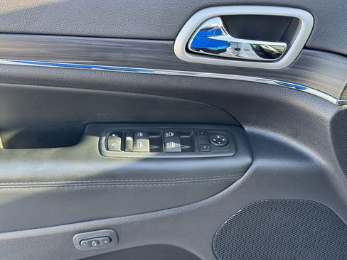 Used 2022 Jeep Grand Cherokee Limited image 15